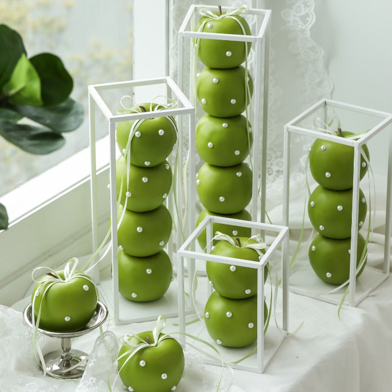 Décoration de pommes vertes artificielles empilées dans un cadre en fer blanc