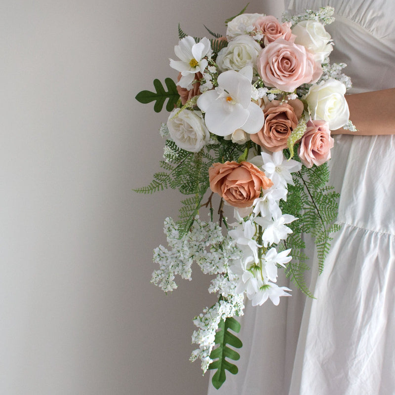 Bouquet de mariée en cascade terre cuite et vieux rose