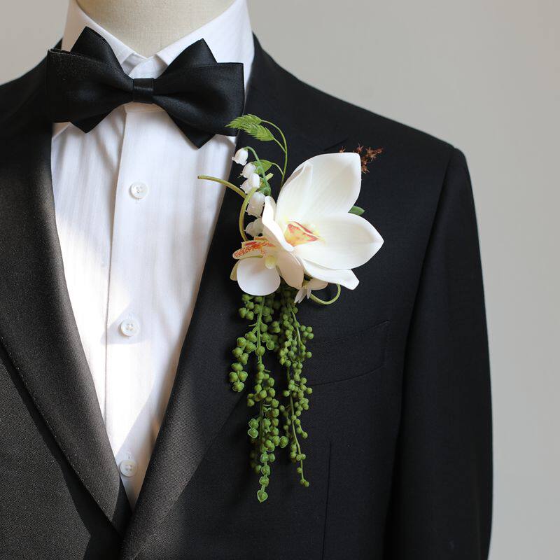 Boutonnière orchidée blanche en cascade pour marié