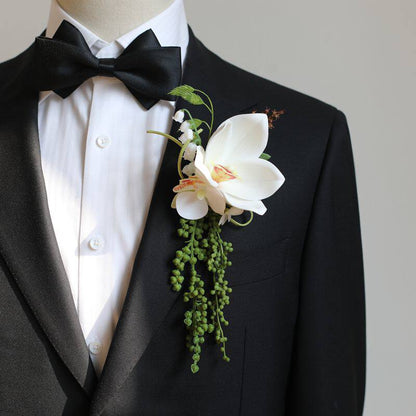 Boutonnière orchidée blanche en cascade pour marié