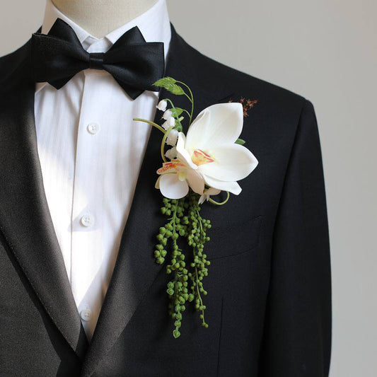 Boutonnière orchidée blanche en cascade pour marié