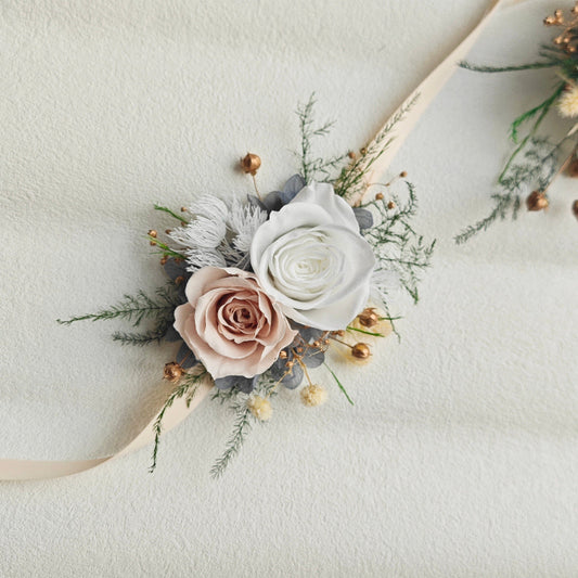 Boutonnière et bracelet de fleurs stabilisées couleur champagne