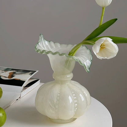 Vase vintage en verre irisé à volants