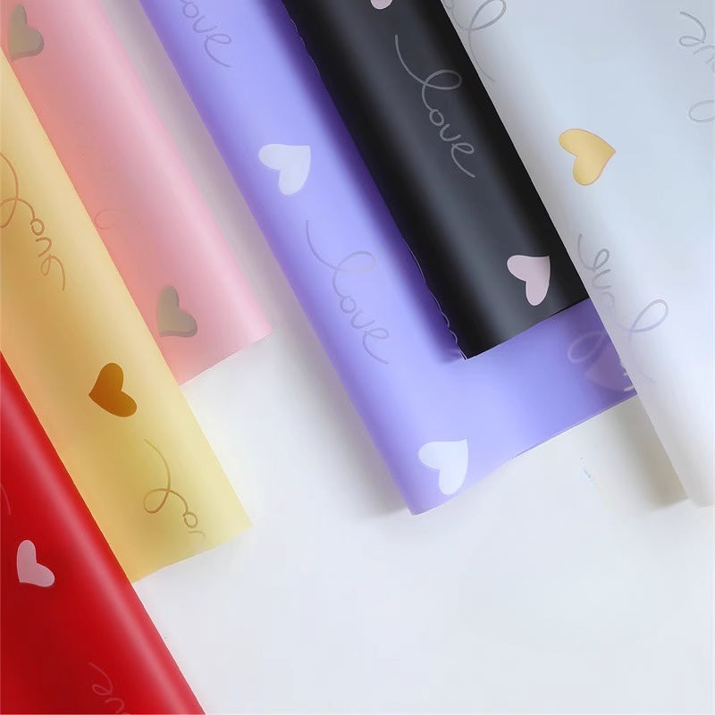 20 feuilles d'emballage en cellophane à motifs cœurs LOVE (56x56 cm)