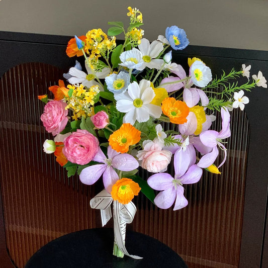 Bouquet de mariée champêtre aux fleurs colorées et éclatantes