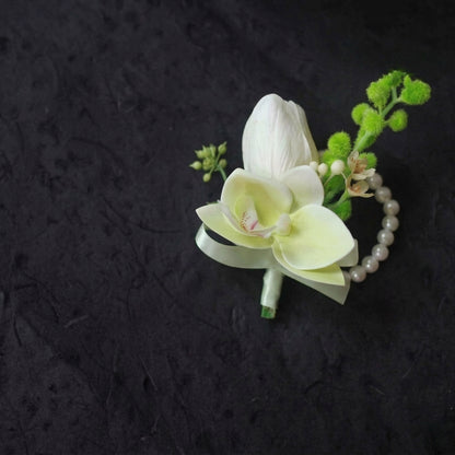 Ensemble boutonnière et bracelet de fleurs en lys calla et orchidée