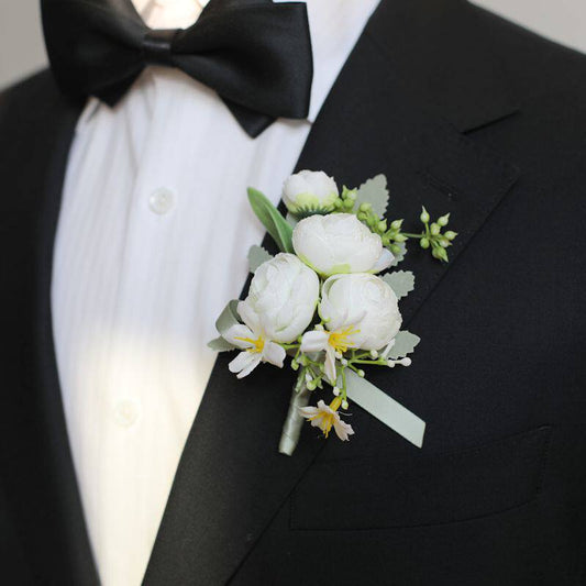Boutonnière de mariage pivoine et fleurs blanches