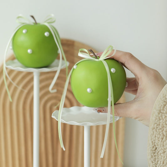 2 pommes artificielles vertes avec perles et ruban