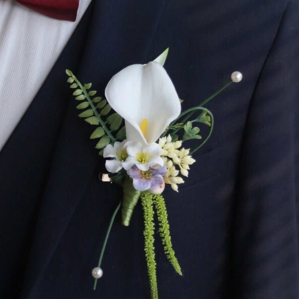 Boutonnière de lys calla blanc pour marié