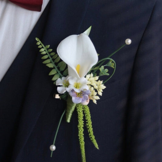 Boutonnière de lys calla blanc pour marié