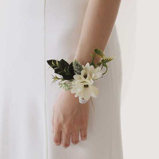 Ensemble boutonnière et bracelet de fleurs marguerites blanches