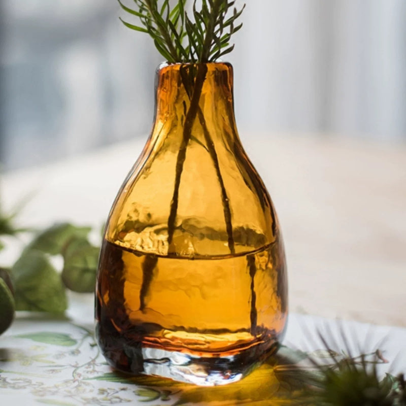 Vase soliflore en verre martelé ambre