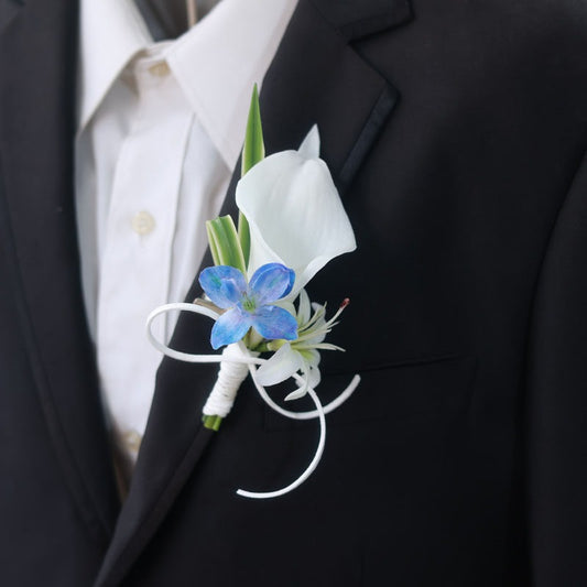 Ensemble boutonnière et corsage, lys calla blanc et fleur bleue