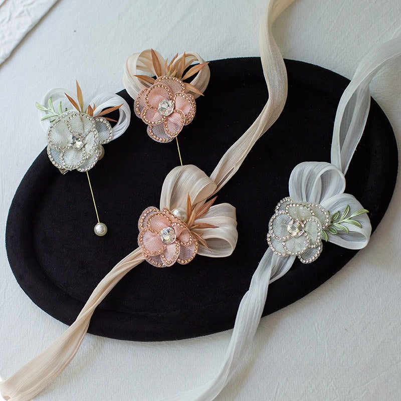 Ensemble boutonnière et corsage de poignet en maille strass