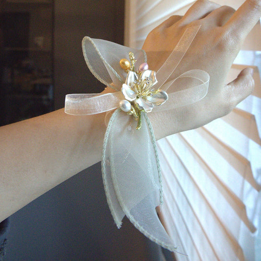 Corsage de poignet floral en organza vert sauge