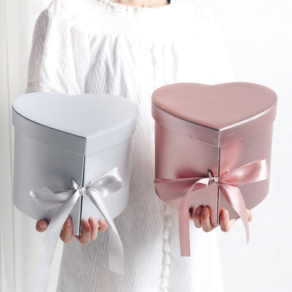 Coffret cadeau en forme de cœur à deux étages avec fleurs