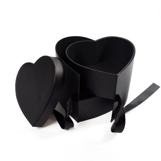 Coffret cadeau en forme de cœur à deux étages avec fleurs
