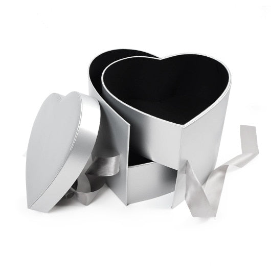 Coffret cadeau en forme de cœur à deux étages avec fleurs