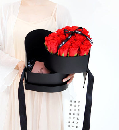 Coffret cadeau en forme de cœur à deux étages avec fleurs